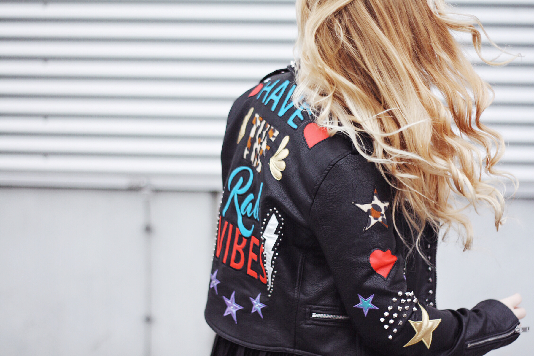lederjacke_have_the_rad_vibes_bershka_itsgoldie_its_goldie_modeblog_fashionblog_hannover_instagram_styleinspiration_trend_patches_bloggerstyle