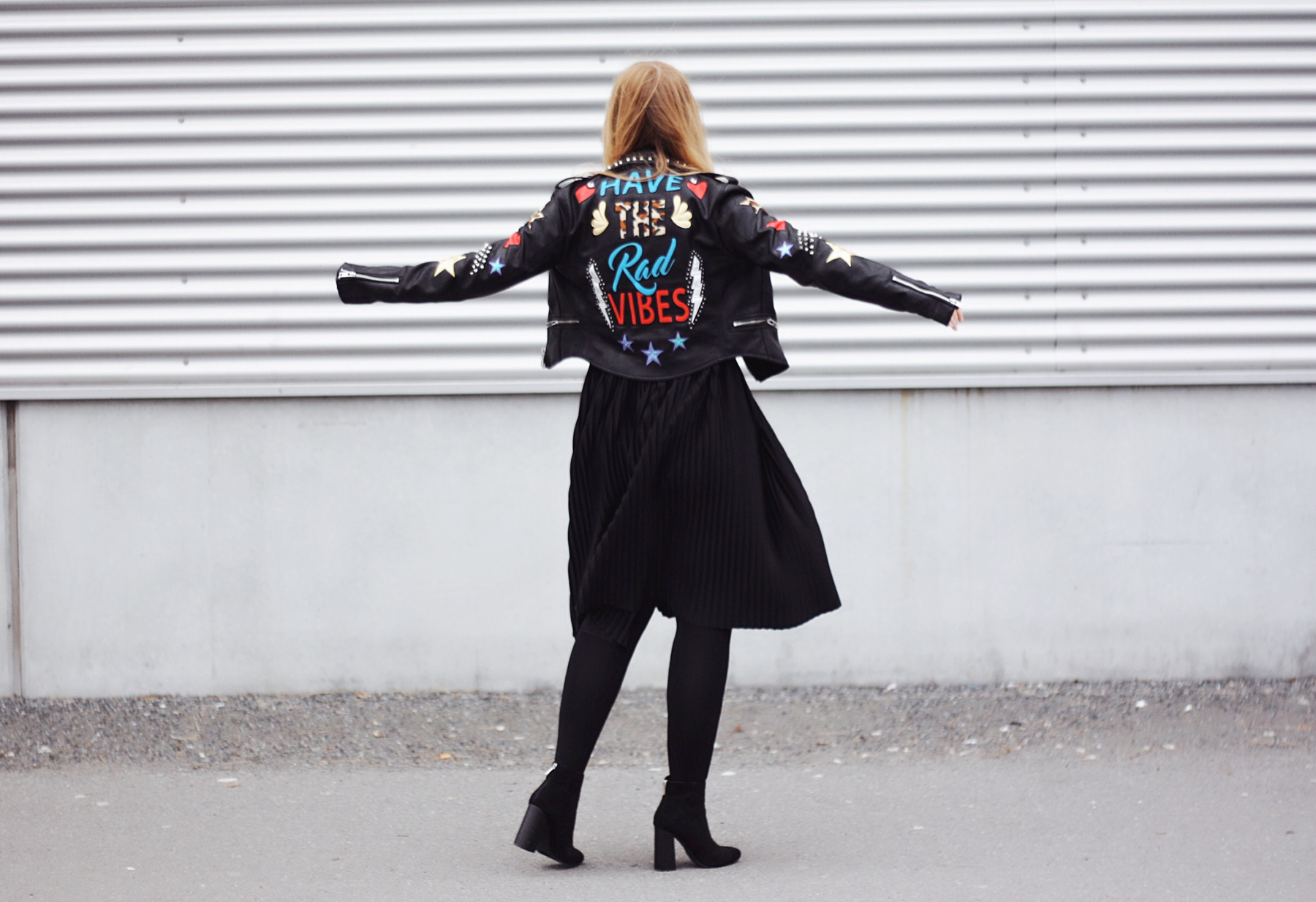 lederjacke_have_the_rad_vibes_bershka_itsgoldie_its_goldie_modeblog_fashionblog_hannover_instagram_styleinspiration_trend_patches_bloggerstyle